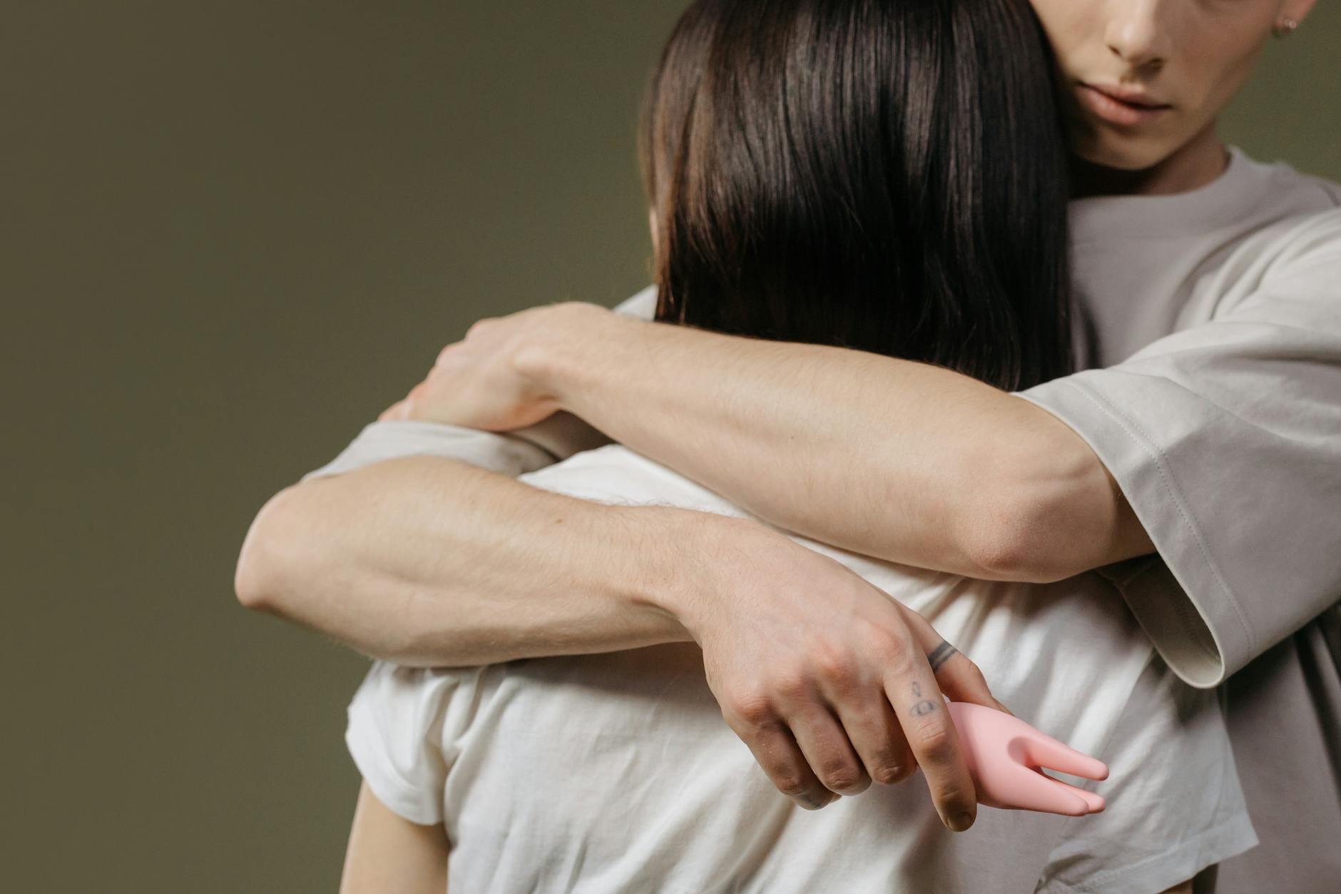 Una coppia che si abbraccia intima